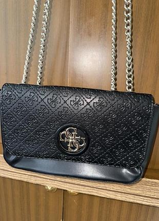 Сумка guess чорна з монограмою на ланцюжку