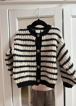 М'який кардиган у смужку від zara з об'ємною в'язкою та контрастними темними ґудзиками.