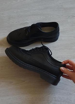 Жіночі шкіряні броги bata чорні