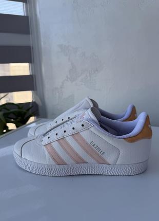 Кросівки для дівчинки adidas gazelle білі з рожевими смужками, розмір 34, довжина устілки 22 см