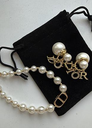 Комплект для жінок в стилі dior: сережки та браслет
