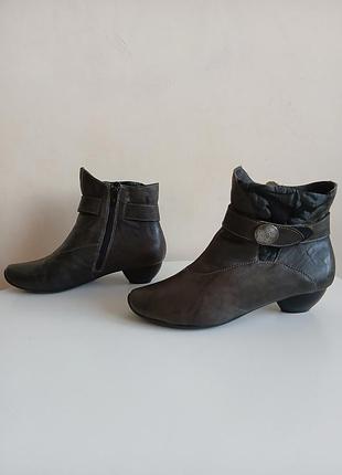 Чоботи, черевики, ботінки  think 9