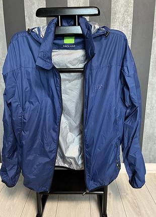 Чоловіча вітровка-дощовик hugo boss (packable jacket) з капюшоном та брендовим логотипом на грудях, синього кольору, розмір s/46
