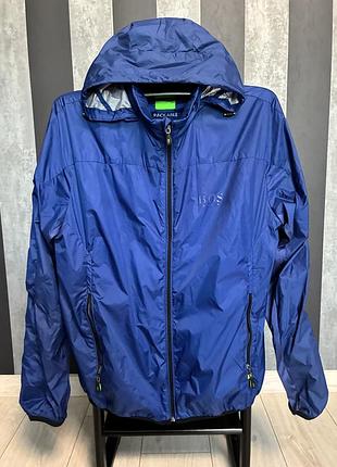 Чоловіча вітровка-дощовик hugo boss (packable jacket) з капюшоном та брендовим логотипом на грудях, синього кольору, розмір s/46