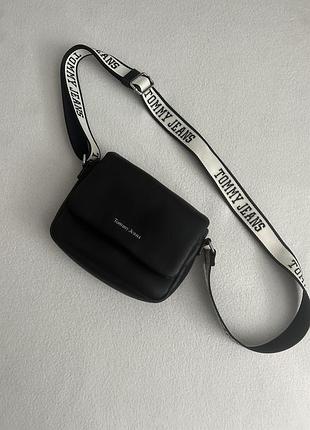 Сумка жіноча tommy jeans чорна шкіряна 20/15/6 см