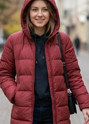 Стібана червона куртка з капюшоном від бренду levi's