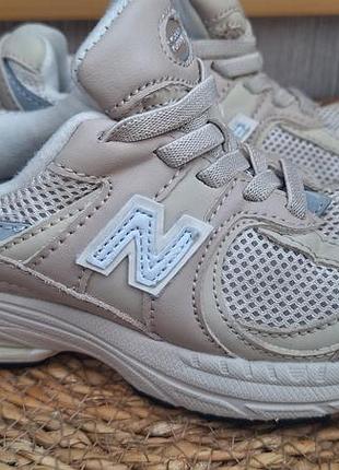 Кросівки new balance 2002r у бежево-сірому відтінку.