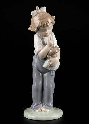 Фарфоровая фигура девочка с куклой. nao by lladro
