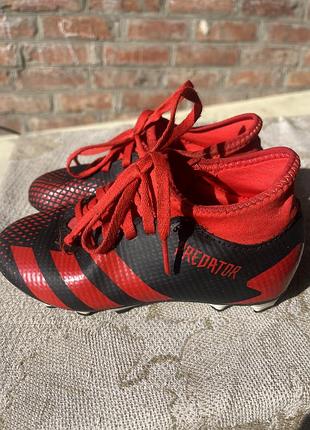 Це футбольні бутси adidas predator