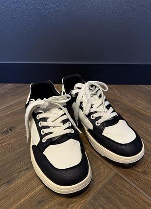 Жіночі шкіряні кросівки cher 17 x intertop, чорно-білі, 39р