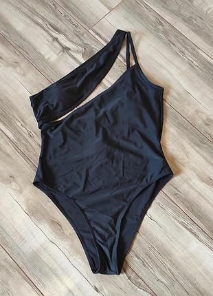 Черный асимметричный купальник prettylittlething с этикеткой (m / u9 10 / eur 38)
