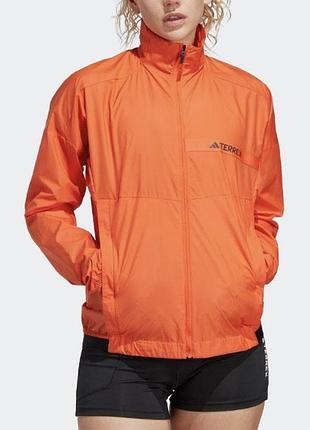 Класна легка спортивна куртка adidas terrex