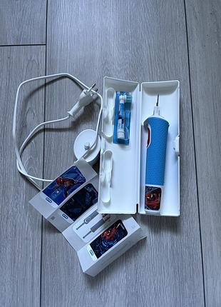 Електрична зубна щітка oral-b braun pro kids з людиною павуком