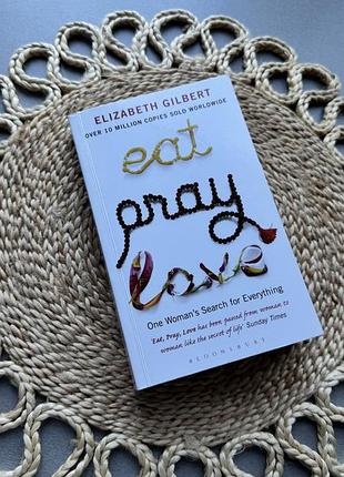 Книга «eat pray love» елізабет гілберт мовою оригіналу, видавництво bloomsbury.  ✨ особливості: • мова: англійська • автор: elizabeth gilbert.