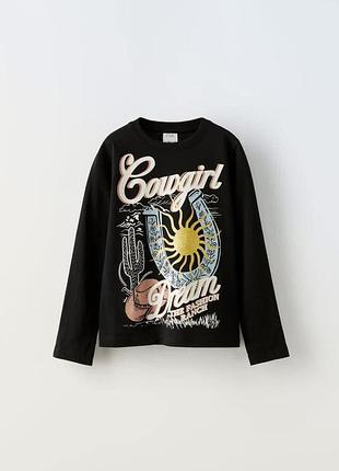 Стильний чорний лонгслів zara з принтом