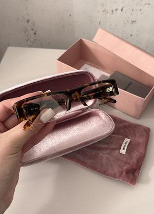 Сонцезахисні окуляри miu miu mu b07s у кольорі 14l08n (honey havana). оригінал, нові