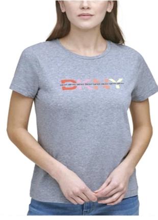 Женская футболка dkny с графическим логотипом, серая, размер s.