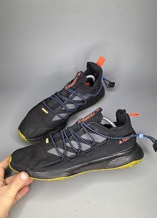 Чоловічі кросівки adidas terrex voyager 21 canvas travel shoes у забарвленні core black / grey five / impact orange