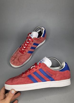 Замшеві кросівки adidas gazelle у забарвленні better scarlet / blue / core white
