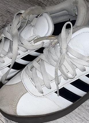 Кросівки унісекс adidas vl court 3.0 білі, чорні, розмір 38-39, довжина устілки 24.5 см, матеріал шкіра