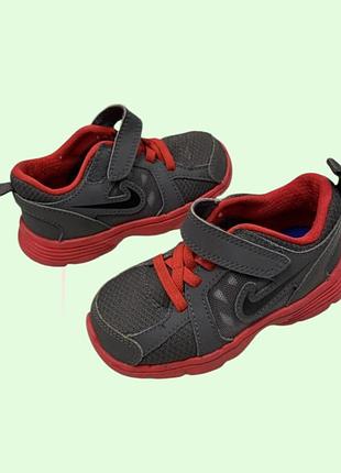 Оригінальні кросівки для хлопчика nike