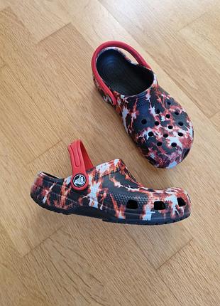 Шльопанці крокси аквашузи crocs classic bleach dye clogs 'red white black' (207404) / розмір 30 оригінал