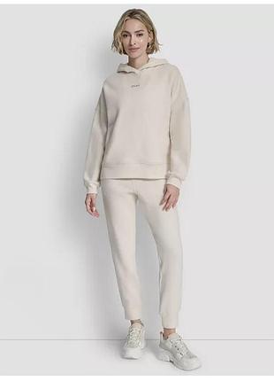Жіночий спортивний костюм бежевого кольору від бренду dkny із серії metallic bubble logo, що складається з худі заниженого крою та зручних джогерів