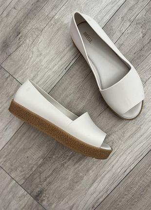 Туфлі melissa puzzle (модель з відкритим носком та текстурованою підошвою).