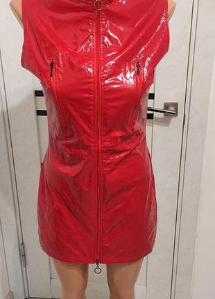 Красный лаковый мини-платье облегающего кроя (bodycon) без рукавов, выполнен из винила с характерным «мокрым» блеском.