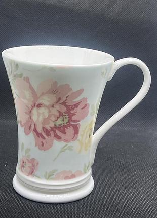 Порцелянова чашка бренду laura ashley з серії fine bone china, розписаної вручну в англії (hand decorated in england, made in china,
