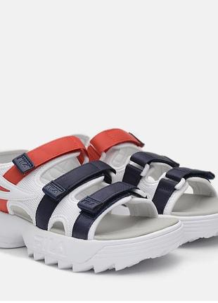 Стильні сандалії fila disruptor sandal з масивною фірмовою підошвою та яскравими червоно-синіми ремінцями на липучках