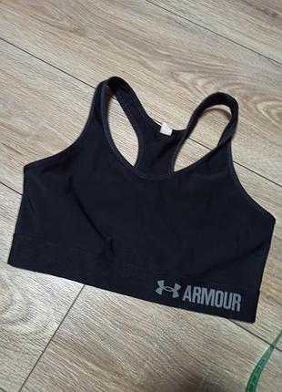 Спортивный топ under armour m размера