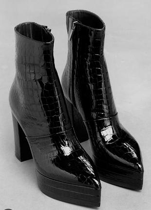 Ботильоны из лакированной кожи тисненой под крокодила от известного бренда