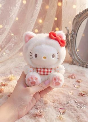 Мила плюшева іграшка hello kitty у пухнастому костюмі 13 см