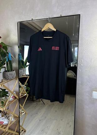 Спортивна футболка adidas atlanta united з контрастними принтами