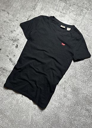 Чорна базова бавовняна футболка від американського бренду levi's