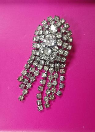 Винтажная брошь-водопад (rhinestone waterfall brooch) из металлического сплава и прозрачных кристаллов.