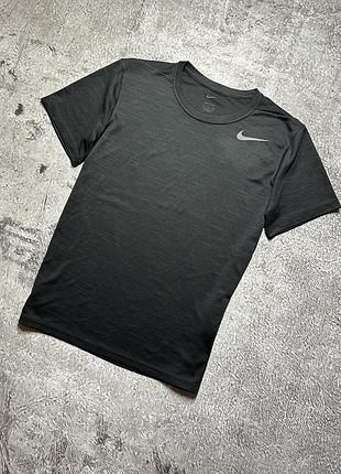 Чоловіча спортивна футболка nike