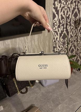 Классная сумка guess белого цвета