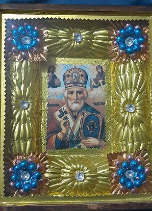 Икона святителя николая чудотворца в деревянном киоте