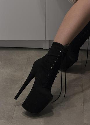 Стріпи трійки pleaser, замшеві чорні черевики