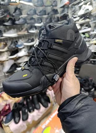 Зимові кросівки від бренду adidas