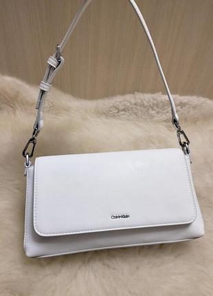 Чудова сумка багет від calvin klein