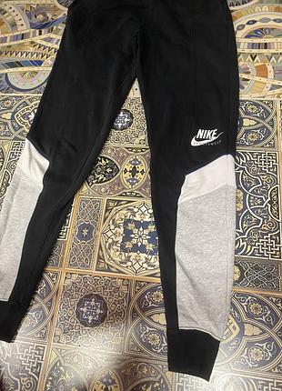 Жіночі спортивні штани nike чорні з сірими вставками