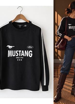 House x ford mustang — стильний чорний лонгслів з оригінальним принтом