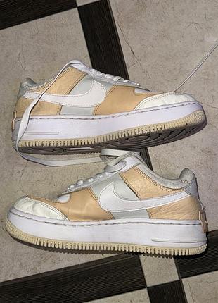 Оригінал жіночі кросівки nike air force 1 shadow white team gold hemp з характерним багатошаровим дизайном та бежево-білими акцентами