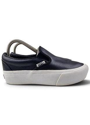 Чорні сліпони vans, що виділяються своєю масивною потовщеною підошвою