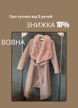Красивое женское пальто с розовым искусственным мехом