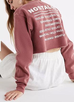Укорочений світшот uo nostalgic overdyed crop sweatshirt від відомого бренду urban outfitters.