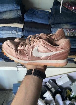 Женские атласные кроссовки nike wmns md runner 2 se в нежно-розовой расцветке «satin pink